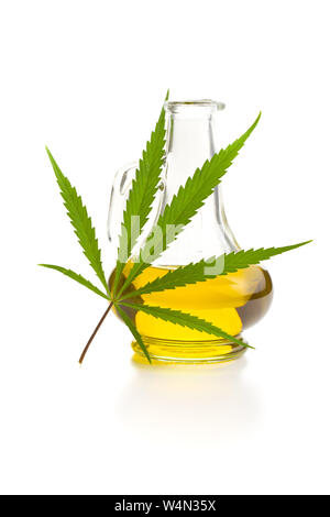 La marijuana foglie di cannabis e olio isolati su sfondo bianco. Foto Stock