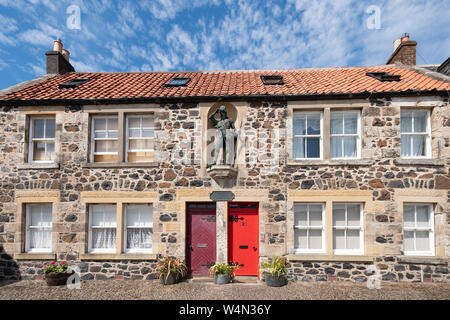 Robinson Crusoe statua al cottage dove Alexander Selkirk è nato, Lower Largo, Fife, Scozia, Regno Unito Foto Stock