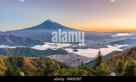 Mt. Fuji, Giappone sul Lago Kawaguchi su un autunno alba. Foto Stock