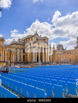 Vista esterna del suggestivo palazzo di Blenheim. Costruito tra il 1705 e il 1722 e fu il luogo di nascita di Sir Winstone Churchill Foto Stock