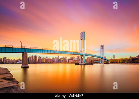 Isola di reparti ponte che attraversa il fiume Harlem tra Manhattan Island e reparti di degenza Island in New York City. Foto Stock