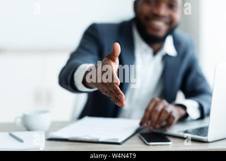African American businessman estendendo la mano per agitare Foto Stock