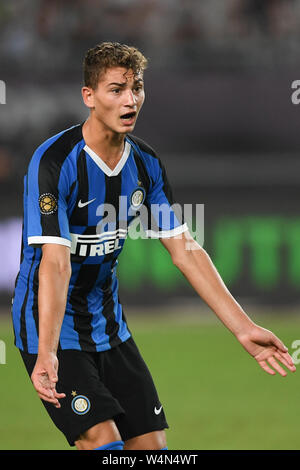 (190724) -- NANJING, luglio 24, 2019 (Xinhua) -- Esposito di Inter e Milan chiede per la palla durante il 2019 International Champions Cup partita di calcio tra Juventus e Inter in Nanjing, Cina orientale della provincia di Jiangsu, 24 luglio 2019. (Xinhua/Li Bo) Foto Stock