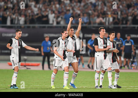 (190724) -- NANJING, luglio 24, 2019 (Xinhua) -- Cristiano Ronaldo (C) della Juventus celebra la vittoria con i tuoi compagni di squadra durante il 2019 International Champions Cup partita di calcio tra Juventus e Inter in Nanjing, Cina orientale della provincia di Jiangsu, 24 luglio 2019. (Xinhua/Li Bo) Foto Stock