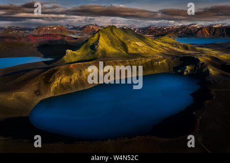 Bellissimo lago cratere Blahylur nella luce della sera. Foto Stock