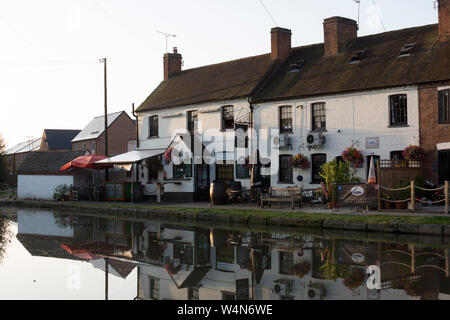 Il Capo di Buona Speranza pub, la mattina presto, Grand Union Canal, Warwick, Warwickshire, Regno Unito Foto Stock