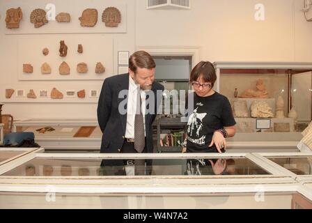 Henry Maguire, professore di storia dell'arte e uno studente di esaminare reperti archeologici nel Johns Hopkins Museo Archeologico su Homewood Campus della Johns Hopkins University di Baltimore, Maryland, 27 aprile 2006. Dall'Homewood raccolta di fotografie. () Foto Stock