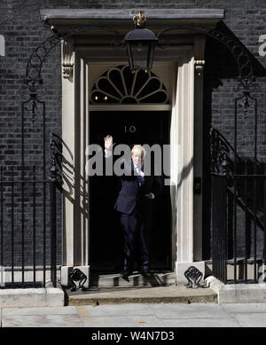 Il nuovo Primo Ministro Boris Johnson onde al di fuori 10 Downing Street, Londra, dopo un incontro con la regina Elisabetta II e di accettare il suo invito a diventare Primo Ministro e formare un nuovo governo. Foto Stock