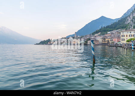 Guardando attraverso il lago a nord della città con le montagne su entrambi i lati.guardando attraverso il lago, a nord della città, con montagne o Foto Stock
