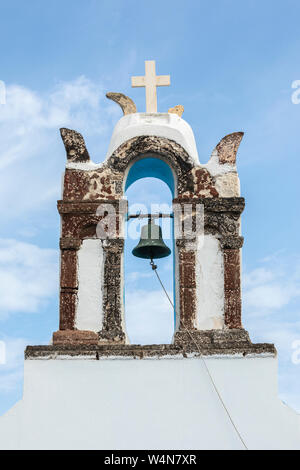 Croce e la torre campanaria sulla chiesa in Emporio Santorini Foto Stock