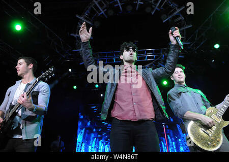 Il cantante Nick Jonas ,Kevin Jonas e Joe Jonas della band Jonas Brothers con musicisti, durante il suo show alla Citibank Hall di Rio de Janeiro in Brasile. Foto Stock