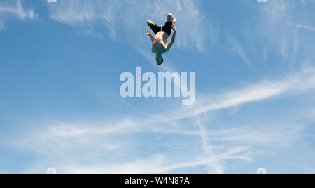 Dpatop - 24 luglio 2019, Bassa Sassonia, Hannover: Jean-Pierre (19) salta a testa in giù dalla piattaforma subacquea del Lister Bad piscina esterna. La Germania si trova di fronte a un'ondata di calore - e già mercoledì questo sarà chiaramente evidente in molti settori. Foto: Julian Stratenschulte/dpa Foto Stock