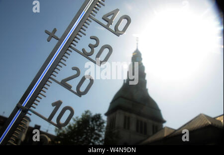 24 luglio 2019, Renania-Palatinato, Völklingen: il termometro nella parte anteriore della Chiesa Eligius indica 40 gradi al sole. Foto: Harald Tittel/dpa Foto Stock