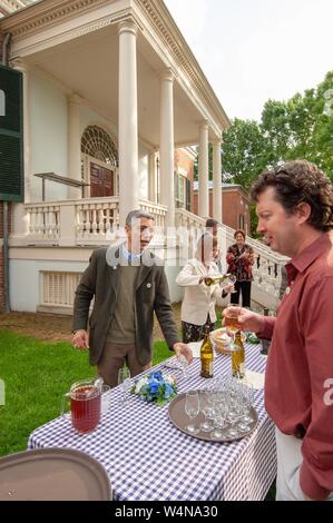 Campione di persone di bicchieri di vino in una giornata di sole, da una tabella impostata su un Homewood Museo Prato, nel corso di una degustazione di vini presso la Johns Hopkins University, Baltimora, Maryland, 19 maggio 2006. Dall'Homewood raccolta di fotografie. () Foto Stock