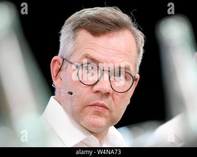 24 luglio 2019, Berlin: Michael Roth (SPD), ministro europeo di stato, parla alla conferenza stampa sulla 41st CSD a Berlino. Sabato il Christopher Street Day Parade sarà organizzato nella capitale. Foto: Britta Pedersen/dpa Foto Stock