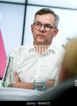 24 luglio 2019, Berlin: Michael Roth (SPD), ministro europeo di stato, parla alla conferenza stampa sulla 41st CSD a Berlino. Sabato il Christopher Street Day Parade sarà organizzato nella capitale. Foto: Britta Pedersen/dpa-Zentralbild/dpa Foto Stock