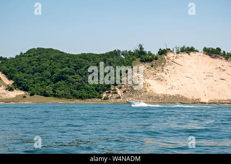 Gite in barca sul Lago Michigan con dune di sabbia di Costa Foto Stock