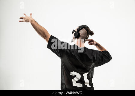 Vista posteriore - rapper creativa nelle cuffie e occhiali scuri esegue un brano rap .foto su uno sfondo bianco e ha uno spazio vuoto per il testo Foto Stock