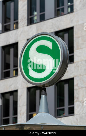 Nordbahnhof, Berlin, Germania - Luglio 07, 2019: il tipico verde e bianco round S segno per Berlino pubblico trasporto ferroviario sul tetto di una stazione Foto Stock