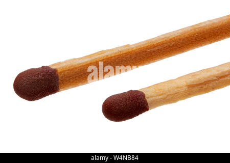 Foto macro di fiammiferi di legno isolato su sfondo bianco Foto Stock