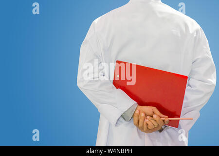 Ispettore di indagine o di controllo qualità uomo checker stand con lista di controllo isolato con spazio di copia Foto Stock