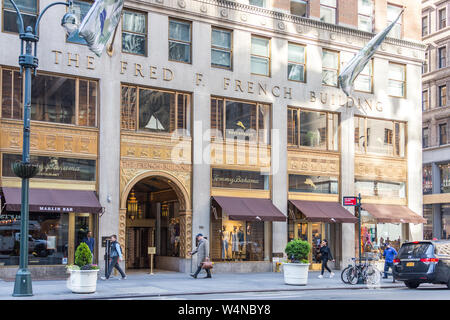 NEW YORK, Stati Uniti d'America - 17 May, 2019: Tommy Bahama esterno segno dello store e il logo. Tommy Bahama è un Seattle-basato fabbricante di casual per uomo e donna Foto Stock