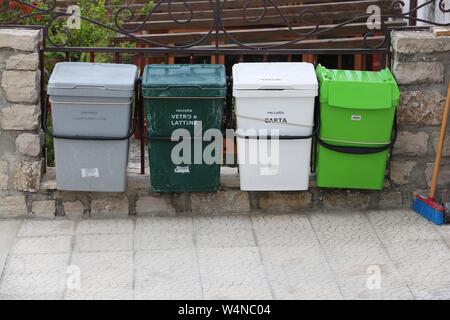 Il Gargano, Italia - Giugno 6, 2017: Città di smistamento dei rifiuti in contenitori Gargano, Italia. Foto Stock