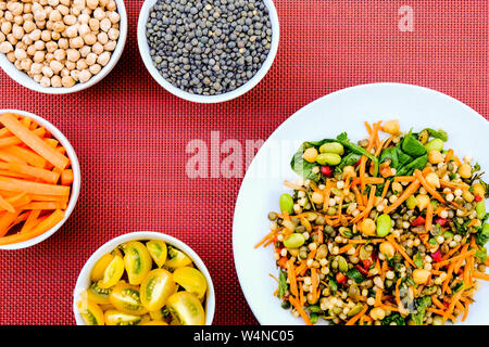 Vegetariano Insalata estiva con couscous e Edamame fagioli, lenticchie verdi, le carote e le erbe aromatiche Foto Stock