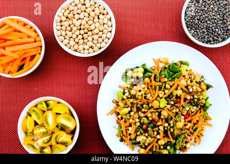 Vegetariano Insalata estiva con couscous e Edamame fagioli, lenticchie verdi, le carote e le erbe aromatiche Foto Stock