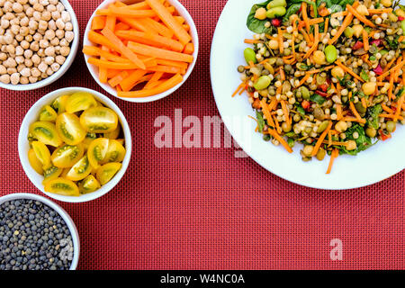 Vegetariano Insalata estiva con couscous e Edamame fagioli, lenticchie verdi, le carote e le erbe aromatiche Foto Stock