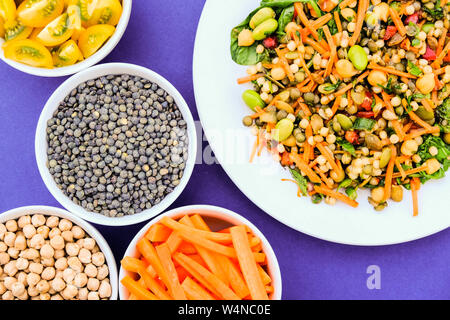 Vegetariano Insalata estiva con couscous e Edamame fagioli, lenticchie verdi, le carote e le erbe aromatiche Foto Stock