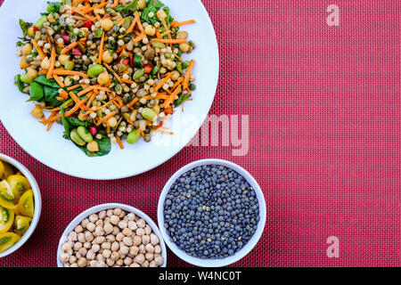 Vegetariano Insalata estiva con couscous e Edamame fagioli, lenticchie verdi, le carote e le erbe aromatiche Foto Stock