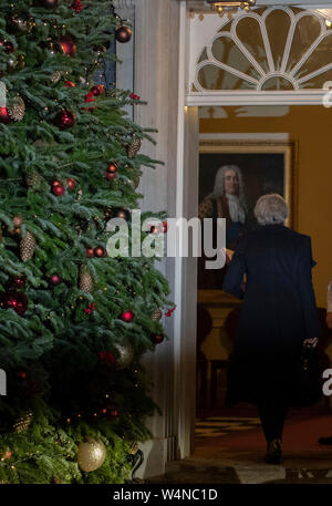 Londra, Regno Unito. Decimo Dec, 2018. File foto prese a Dic. 10, 2018 mostra del Primo Ministro britannico Theresa può arrivare a 10 Downing Street dopo aver fatto una dichiarazione alla Camera dei Comuni di Londra, Gran Bretagna. Il neo-eletto Partito Conservatore leader Boris Johnson ha assunto la carica di primo ministro britannico il Mercoledì in mezzo alle crescenti incertezze del Brexit. Lo sviluppo più recente è venuto dopo Theresa Maggio formalmente dimesso come il leader del paese e Johnson è stato invitato dalla Regina per formare il governo. Credito: Han Yan/Xinhua/Alamy Live News Foto Stock