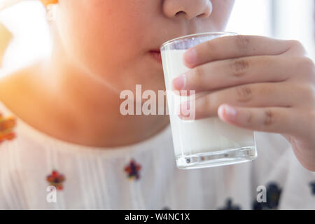 Fat Girl Teen bere latte per un sano, latte di vacca o di latte di capra. Foto Stock