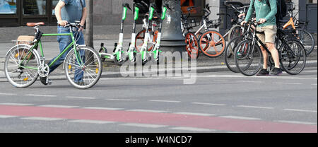 Berlino, Germania. 22 Luglio, 2019. E-scooter, biciclette a noleggio e un ciclista può essere visto sul boulevard Unter den Linden. Credito: Jens Kalaene/dpa-Zentralbild/ZB/dpa/Alamy Live News Foto Stock