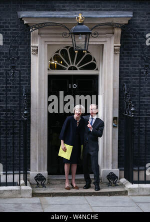 Londra, Regno Unito. 13 Luglio, 2016. File foto prese sulla luglio 13, 2016 mostra del Primo Ministro britannico Theresa Maggio (L) e il marito che posano per una foto di fronte al 10 di Downing Street a Londra, Gran Bretagna. Il neo-eletto Partito Conservatore leader Boris Johnson ha assunto la carica di primo ministro britannico il Mercoledì in mezzo alle crescenti incertezze del Brexit. Lo sviluppo più recente è venuto dopo Theresa Maggio formalmente dimesso come il leader del paese e Johnson è stato invitato dalla Regina per formare il governo. Credito: Han Yan/Xinhua/Alamy Live News Foto Stock