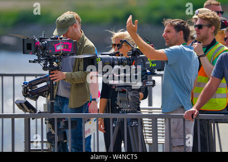 Amburgo, Germania, Giugno 13, 2019: Film team sulle banchine nel porto di Amburgo produce un film. Foto Stock