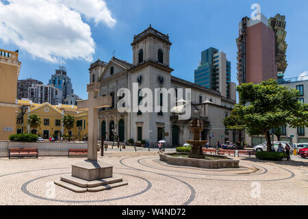 Panorama con la cattedrale e il monumento a croce del centro storico Piazza Largo da Sé. Sé, Macao, Cina, Asia. Foto Stock