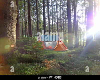 Due secondi tenda da campeggio in località Wold sfondo forestale arte stampe di alta qualità prodotti Foto Stock