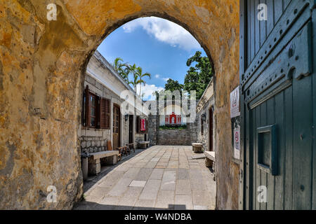 All'interno degli edifici e il cancello di ingresso del monte Rocca, Fortaleza Do Monte. Santo António, Macao, Cina. Asia. Foto Stock