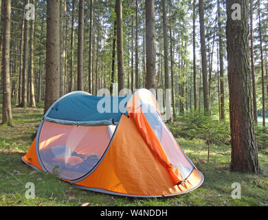 Due secondi tenda da campeggio in località Wold sfondo forestale arte stampe di alta qualità prodotti Foto Stock