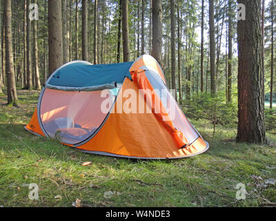 Due secondi tenda da campeggio in località Wold sfondo forestale arte stampe di alta qualità prodotti Foto Stock