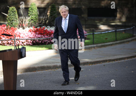 Londra, Regno Unito. Il 24 luglio 2019. Il nuovo Primo Ministro britannico Boris Johnson, arriva a Downing Street dopo aver corso per la Regina Elisabetta II, che ha chiesto di lui per formare un nuovo governo dopo Theresa Maggio dimesso come Primo Ministro. Johnson è raffigurato come egli subentra come nuovo Primo Ministro al numero 10 di Downing Street, Londra, il 24 luglio 2019 Credit: Paolo Marriott/Alamy Live News Foto Stock