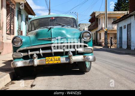 TRINIDAD, CUBA - Febbraio 5, 2011: Oldtimer auto parcheggiate in Trinidad. Cuba ha uno dei più bassi auto pro-capite le tariffe (38 per ogni mille persone in 2008). Foto Stock