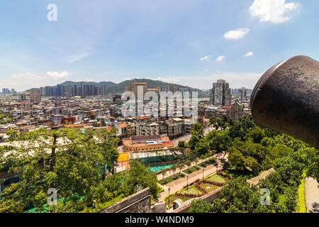 Skyline di Macao tra natura, vista dalla fortezza vecchia cannon in primo piano. Santo António, Macao, Cina. Asia. Foto Stock