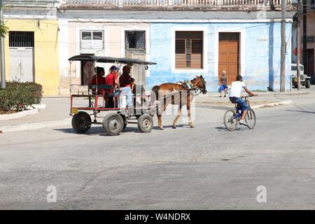 SANCTI SPIRITUS, CUBA - Febbraio 6, 2011: cubani ride carrozza trainata da cavalli in Sancti Spiritus, Cuba. Cuba ha uno dei più bassi veicolo pro capite tariffe in Foto Stock