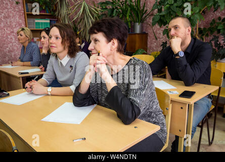 Gadjievo, Russia - 13 Aprile 2019: persone adulte nella classe della scuola Foto Stock