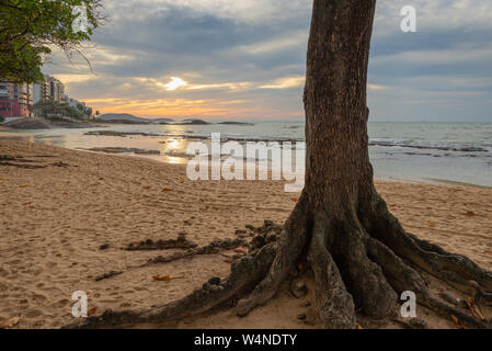 Sunrise nel Castanheiras (spiaggia mandorlo) spiaggia, Guarapari, Espirito Santo Stato, Brasile. Foto Stock