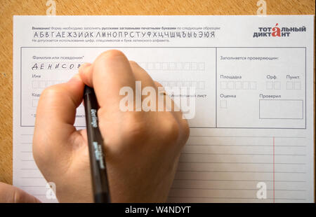 Gadjievo, Russia - 13 Aprile 2019: segni umano sotto forma di "totale" di dettatura Foto Stock