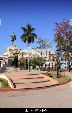 Matanzas, Cuba - piazza principale. Le palme e la statua raffigurante Jose Marti e libertà. Foto Stock